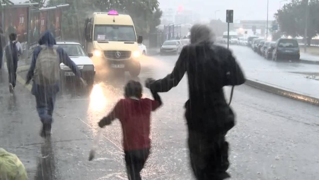 İstanbul'da sağanak sele dönüştü: İstinat duvarı çöktü, yollar göle döndü... 2